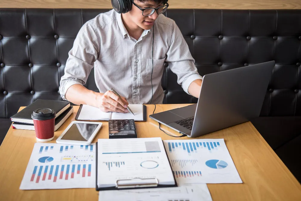 Startup monthly financial reports and cash flow tracking dashboard