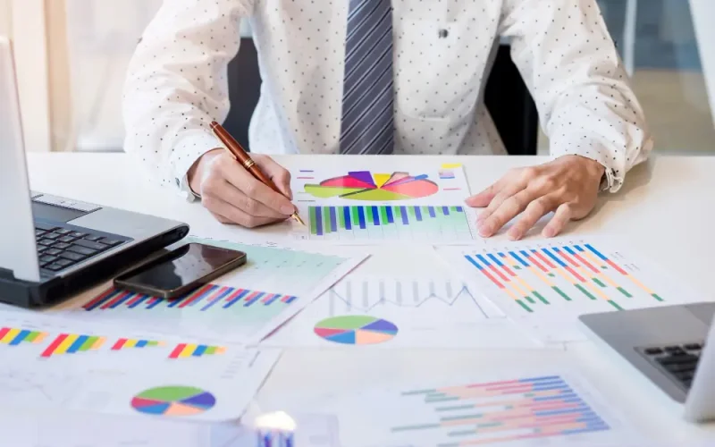 Analyzing account receivable management charts at Predawn Accounting